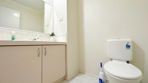 Bathroom, Near Airport and Easy to Melbourne CBD in Hillside