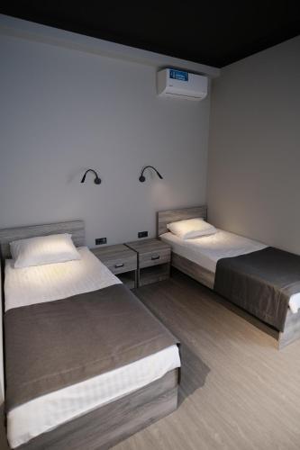2 twin beds