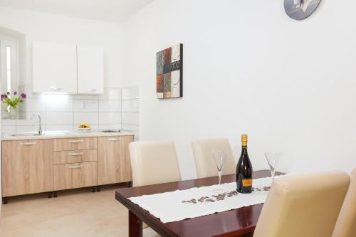  Apartment Private Garden, Ferienwohnung in Makarska