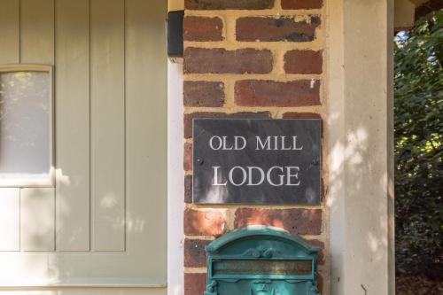 Vchod, Old Mill Lodge in Hurstpierpoint and Sayers Common