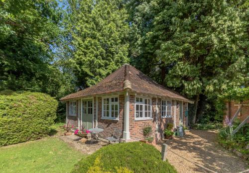 Old Mill Lodge by Huluki Sussex Stays