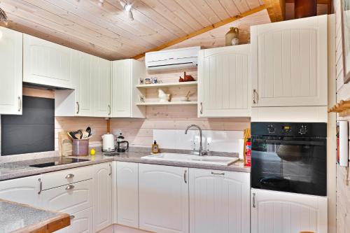 The Lodge - Luxury Lodge with Super King Size Bed, Kitchen & Shower Room in Hurstpierpoint and Sayers Common