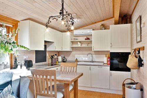 The Lodge - Luxury Lodge with Super King Size Bed, Kitchen & Shower Room in Hurstpierpoint and Sayers Common