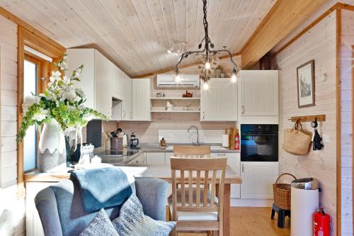 The Lodge - Luxury Lodge with Super King Size Bed, Kitchen & Shower Room in Hurstpierpoint and Sayers Common
