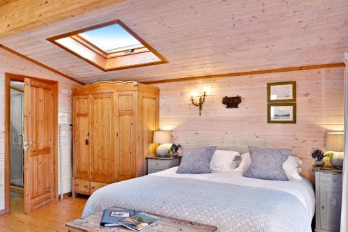 The Lodge - Luxury Lodge with Super King Size Bed, Kitchen & Shower Room in Hurstpierpoint and Sayers Common