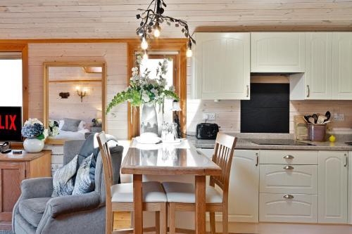 The Lodge - Luxury Lodge with Super King Size Bed, Kitchen & Shower Room in Hurstpierpoint and Sayers Common