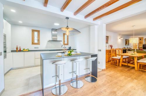 keuken, Ideal Property Mallorca - Can Tomeu in Llubi