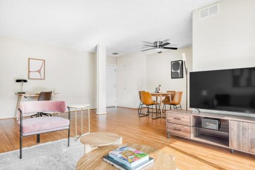 Sherman Oaks 1BR w Pool BBQ nr TJ WF LAX-621 in Los Angeles, USA