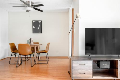 Sherman Oaks 1BR w Pool BBQ nr TJ WF LAX-621 in Los Angeles, USA