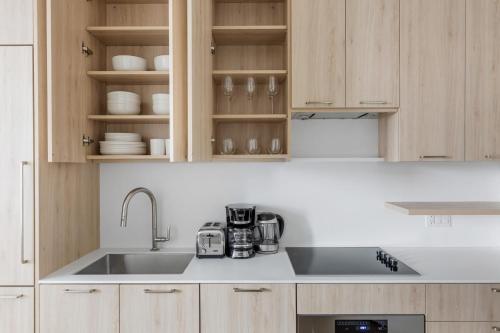 Clinton Hill studio w gym pool wd nr Barclays NYC-1021 in Brooklyn, USA