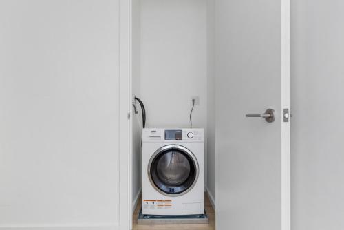 Clinton Hill studio w gym pool wd nr Barclays NYC-1021 in Brooklyn, USA