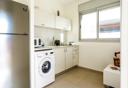 Ben Yehuda Beach Appartment - image 3