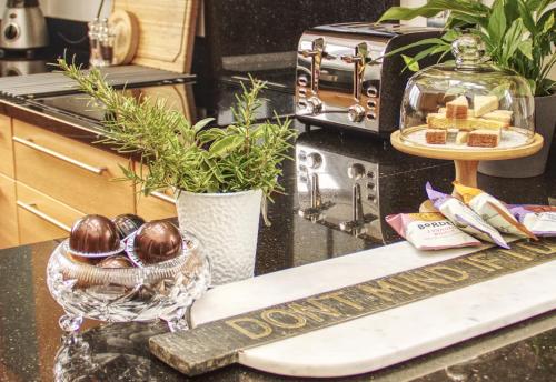 кухня, STUNNING LODGE MINUTES FROM THE SEA AND GOLF COURSE in Лонгніддрі