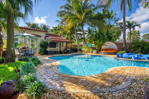 BEAUTIFUL 2 + DEN FAMILY HOUSE IN HOLLYWOOD FLORIDA