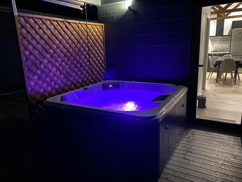 Hot tub, Studio Unit with Spa Bath in Hornby