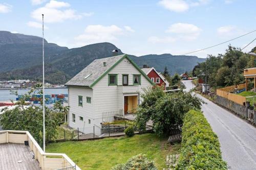 Vista exterior, Stor enebolig i Svelgen sentrum med sjøutsikt! in Svelgen
