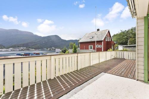 Terraza/balcón, Stor enebolig i Svelgen sentrum med sjøutsikt! in Svelgen