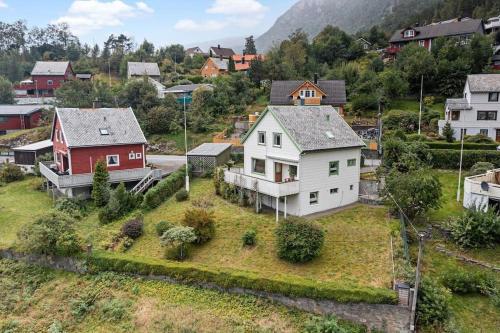 Vista exterior, Stor enebolig i Svelgen sentrum med sjøutsikt! in Svelgen