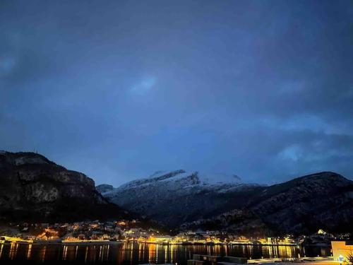 Stor enebolig i Svelgen sentrum med sjøutsikt! in Svelgen