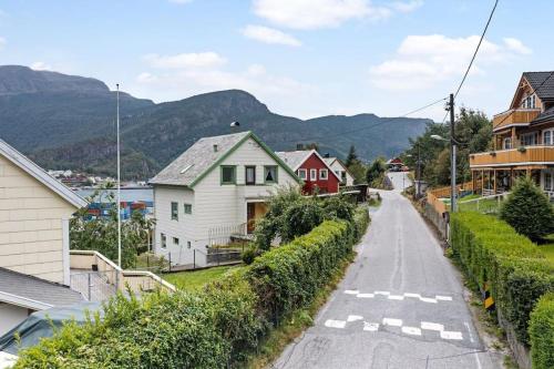 Vista exterior, Stor enebolig i Svelgen sentrum med sjøutsikt! in Svelgen