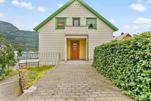Vista exterior, Stor enebolig i Svelgen sentrum med sjøutsikt! in Svelgen