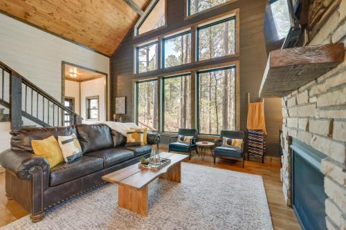 Serene Broken Bow Cabin w/ Hot Tub & Fire Pit!