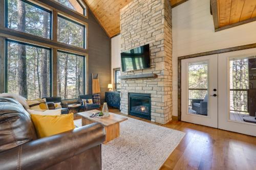 Serene Broken Bow Cabin with Hot Tub and Fire Pit! in Broken Bow, USA