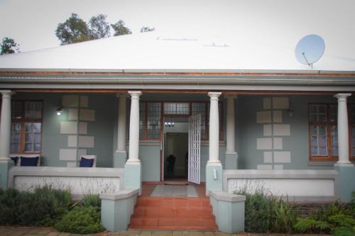 Exterior view of Oude Post Guesthouse and Cottage - The Old Postmaster's House