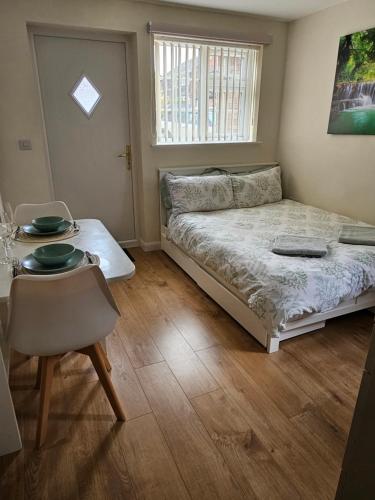 Self-contained annex with private entrance, double bed, kitchen, bathroom, free car park - Near Cambridge, Duxford Air Museum and Addenbrooke's Hospital 4