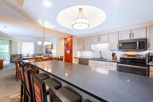 Three-Bedroom Villa with Balcony, Whirlpool and Roll-in Shower - Mobility Accessible