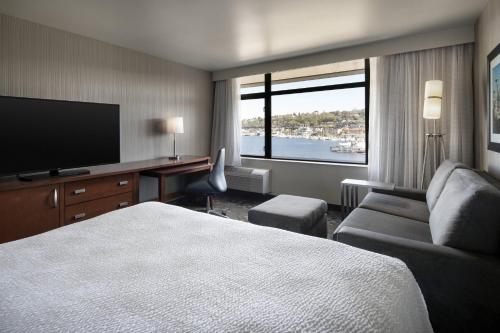 King Guest Room with Sofa Bed and Lake View