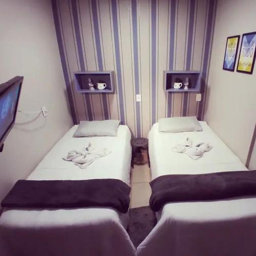 2 twin beds