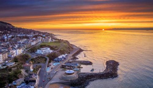 Beach, Ryde Beach Garden Apartment in Isle of Wight