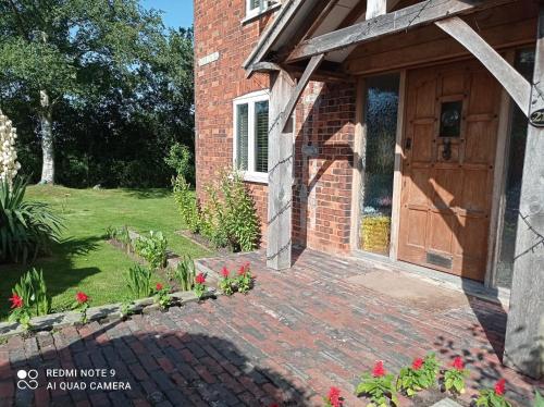 Gate house located on the riverside, Woodhall spa, hot tub & games room