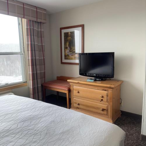 Duluth Inn & Suites Near Spirit Mountain