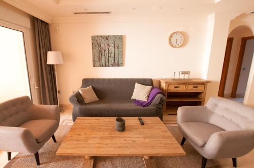 Aloha Hill Club - image 2