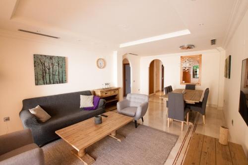 Aloha Hill Club - image 12