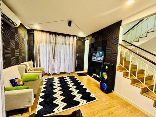 Cozy Family Escape by StayCo - Pool, KTV, Outdoor Cinema & JACUZZI - Just 2 mins to Beach in Penang
