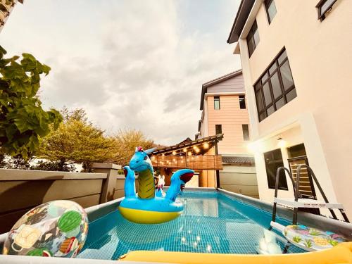 Cozy Family Escape by StayCo - Pool, KTV, Outdoor Cinema & JACUZZI - Just 2 mins to Beach in Penang