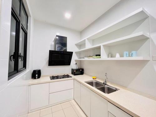 Cozy Family Escape by StayCo - Pool, KTV, Outdoor Cinema & JACUZZI - Just 2 mins to Beach in Penang