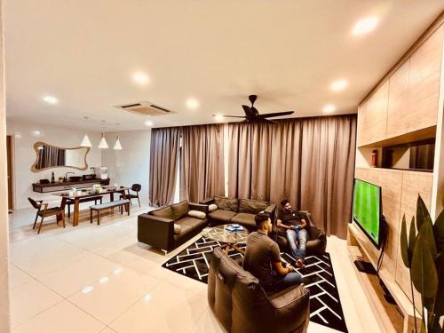 Cozy Family Escape by StayCo - Pool, KTV, Outdoor Cinema & JACUZZI - Just 2 mins to Beach in Penang