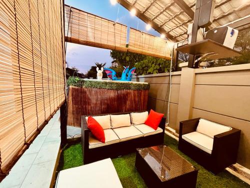 Cozy Family Escape by StayCo - Pool, KTV, Outdoor Cinema & JACUZZI - Just 2 mins to Beach in Penang