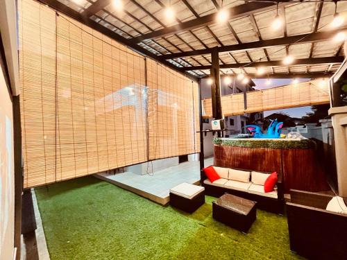 Cozy Family Escape by StayCo - Pool, KTV, Outdoor Cinema & JACUZZI - Just 2 mins to Beach in Penang
