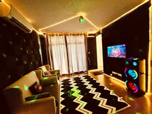 Cozy Pool Villa with KTV + Outdoor Cinema + JACUZZI !! - Just 2 mins from Beach !