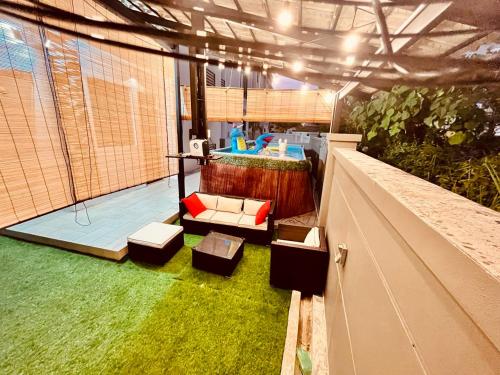 Cozy Family Escape by StayCo - Pool, KTV, Outdoor Cinema & JACUZZI - Just 2 mins to Beach in Penang