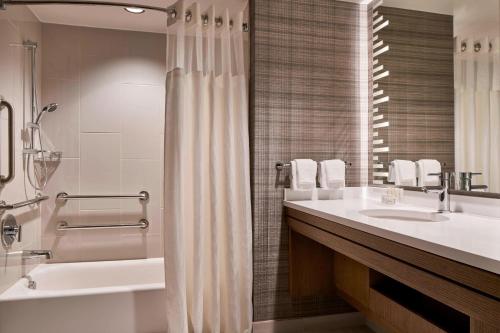 Courtyard by Marriott Washington Downtown/Convention Center - image 8
