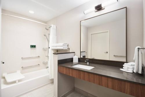 Bathroom, Fairfield Inn & Suites by Marriott Tampa Riverview in Riverview (FL)