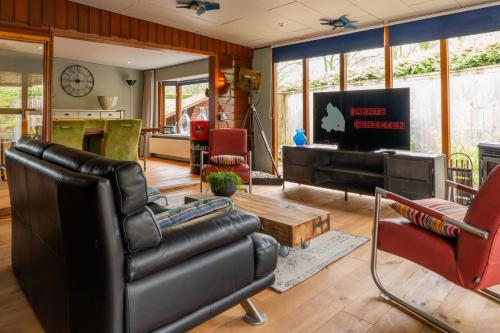 Koplietošanas atpūtas telpa ar TV, Drents Genieten - Ericaheide met privé sauna en jacuzzi (Drents Genieten - Ericaheide met prive sauna en jacuzzi) in Erma