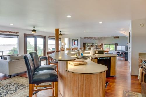 Hilo Home w/ Private Deck + Stunning Ocean Views! in Paukaa (HI)