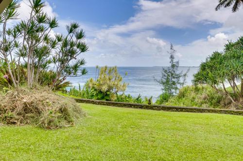 Hilo Home w/ Private Deck + Stunning Ocean Views! in Paukaa (HI)